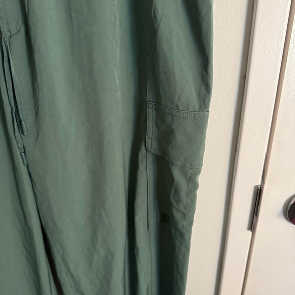 Victorias Secret PINK Tech Stretch Green Cargo Pants - Picture 5 of 9